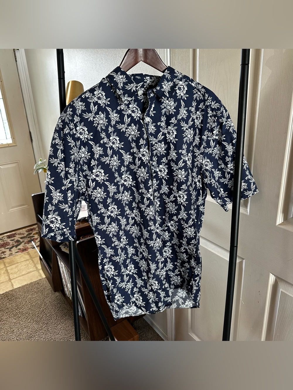 Casual Navy Floral Short-Sleeve Button-Down Shirt 🦋